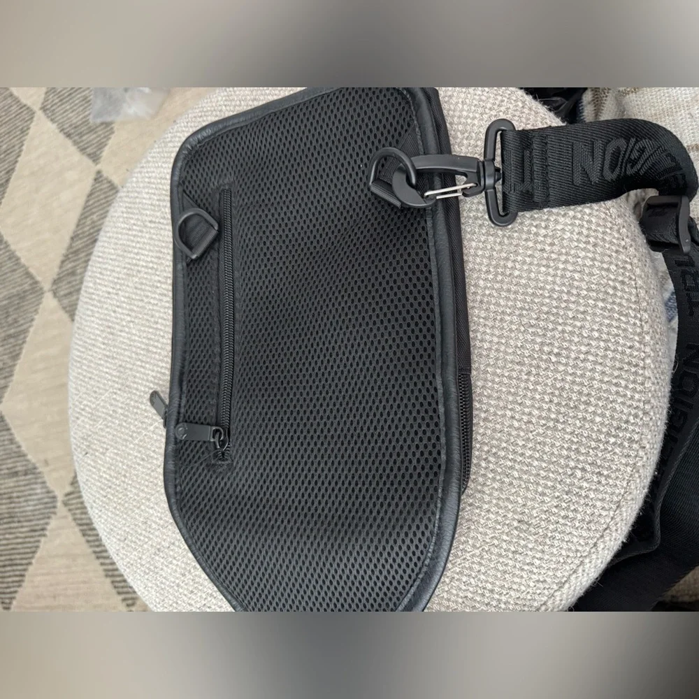 True Religion Sling Bag Grey Black Monogram Logo Crossbody Phone/Wallet NWT - Picture 5 of 5